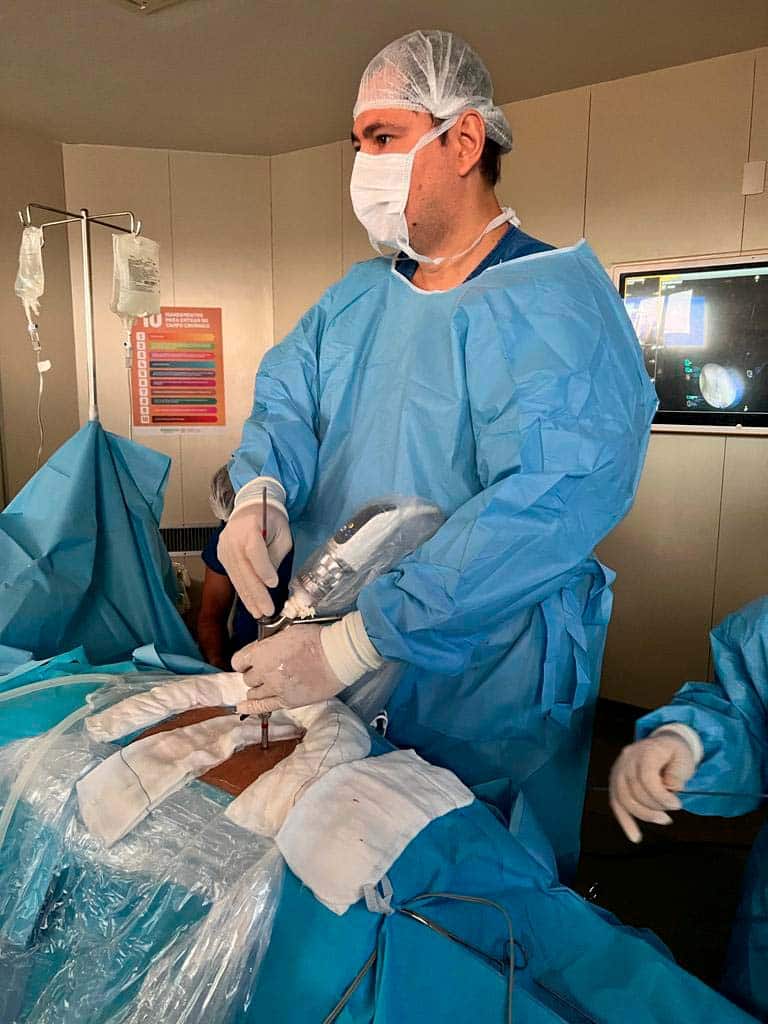 Dr Marcio Penna, ortopedista especialista em coluna, fazendo uma cirurgia endoscópica para hernia de disco