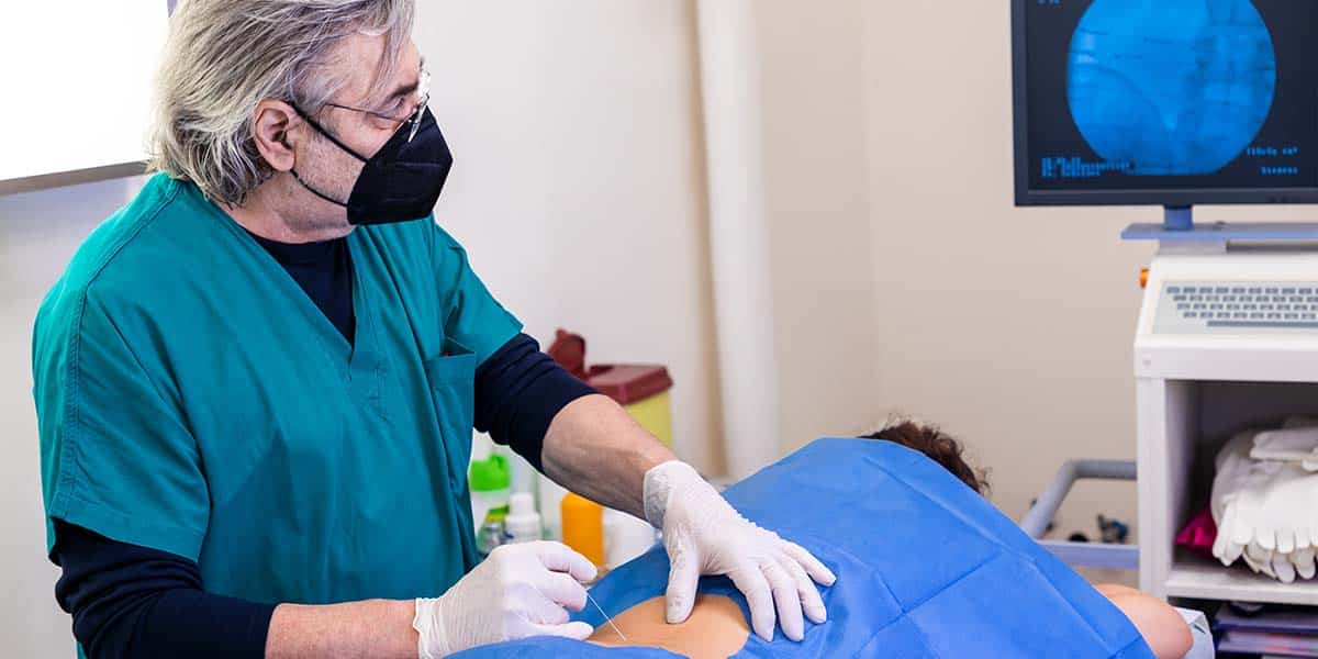 Médico especialista operando um paciente com dor no cóccix - Site Dr. Márcio Penna - ortopedista especialista em coluna de Belém - Pará