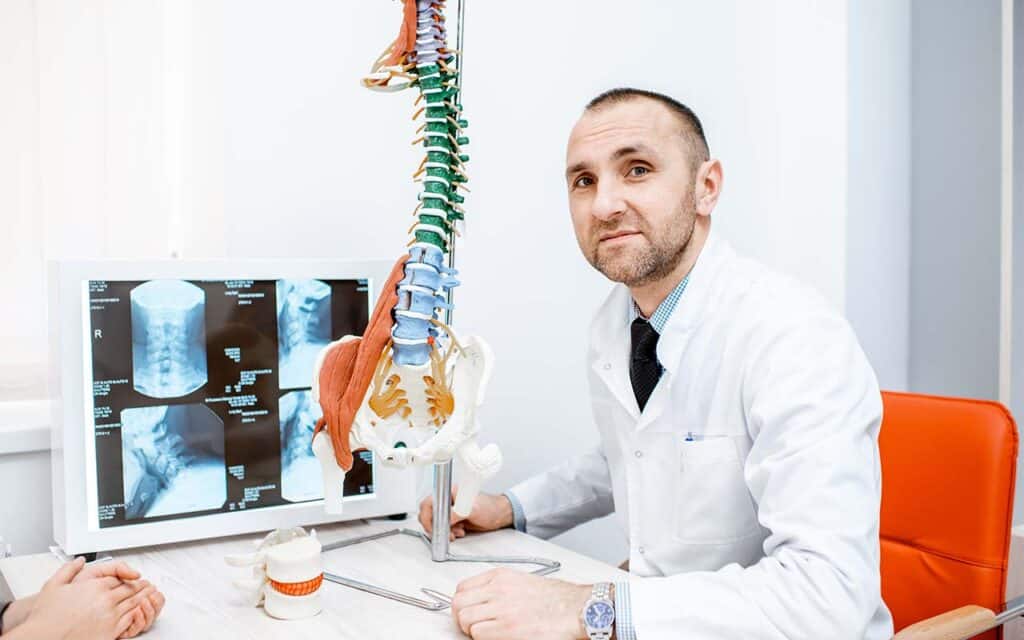 Médico especialista em coluna vertebral: como ele pode te ajudar?