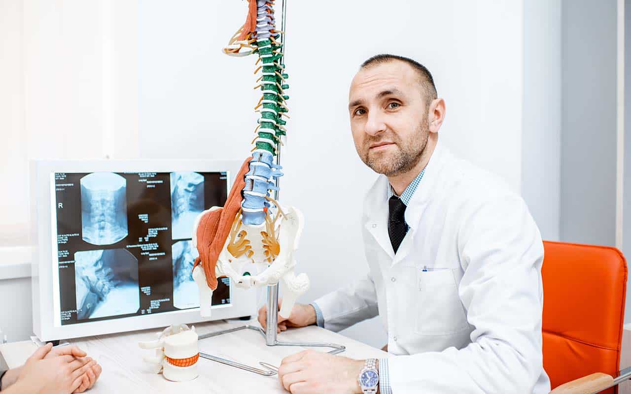 Médico especialista em coluna vertebral - Site Dr. Márcio Penna - ortopedista especialista em coluna de Belém - Pará